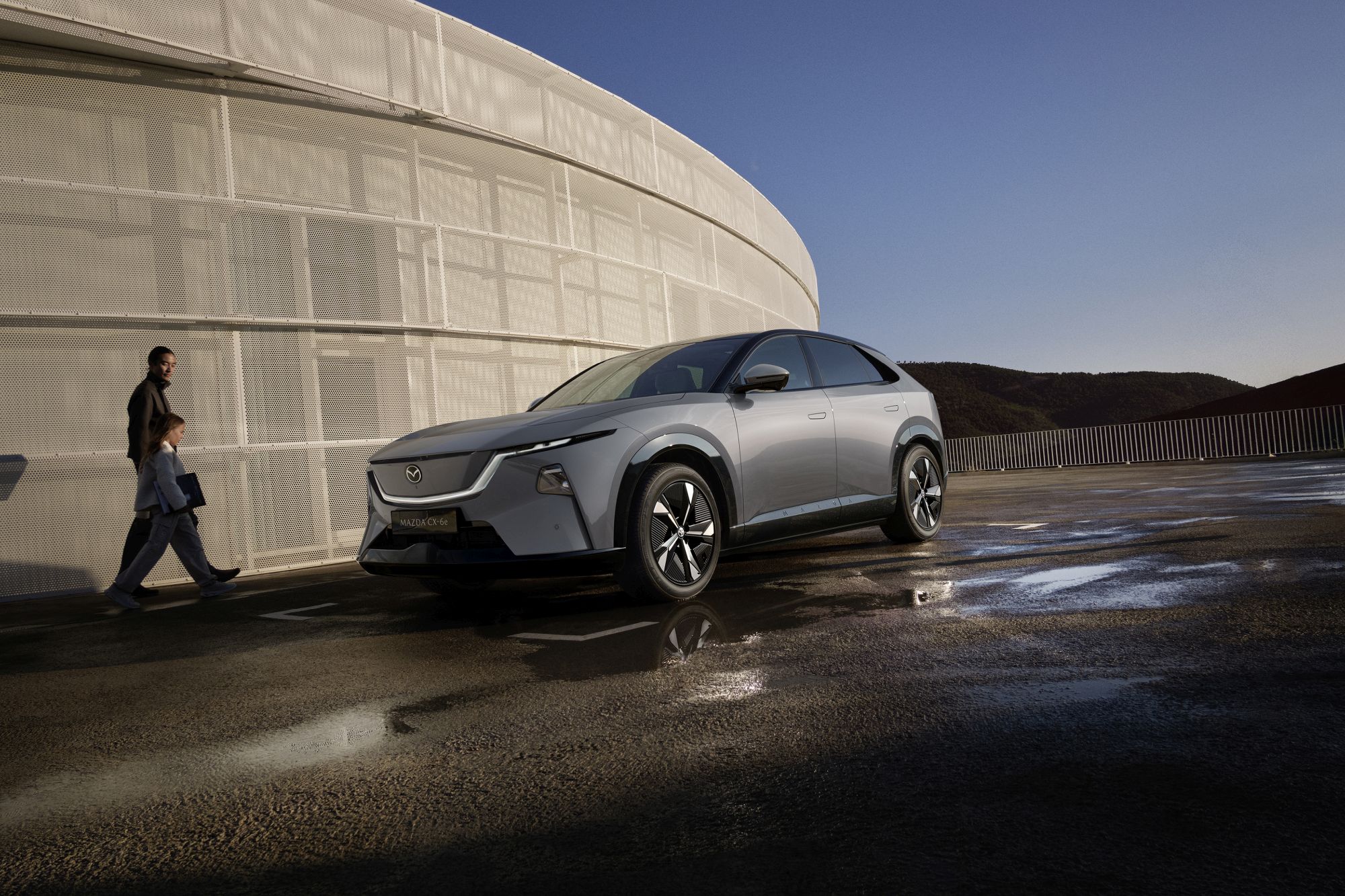 Mazda wytacza mocne działa w segmencie SUV. Elektryczny model CX-6e stawia na napęd na tył i baterię 78 kWh