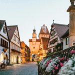 Zdjęcie okładkowe wpisu: Tim Cook i&nbsp;John Ternus rozmawiali wirtualnie z&nbsp;premierem Bawarii —&nbsp;trwa europejska ofensywa dyplomatyczna Apple