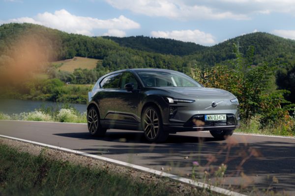 Zdjęcie okładkowe do wpis Elektryki rosną, ale&nbsp;ogólna sprzedaż spada. Trudne lato Volvo i&nbsp;obrona cen transakcyjnych