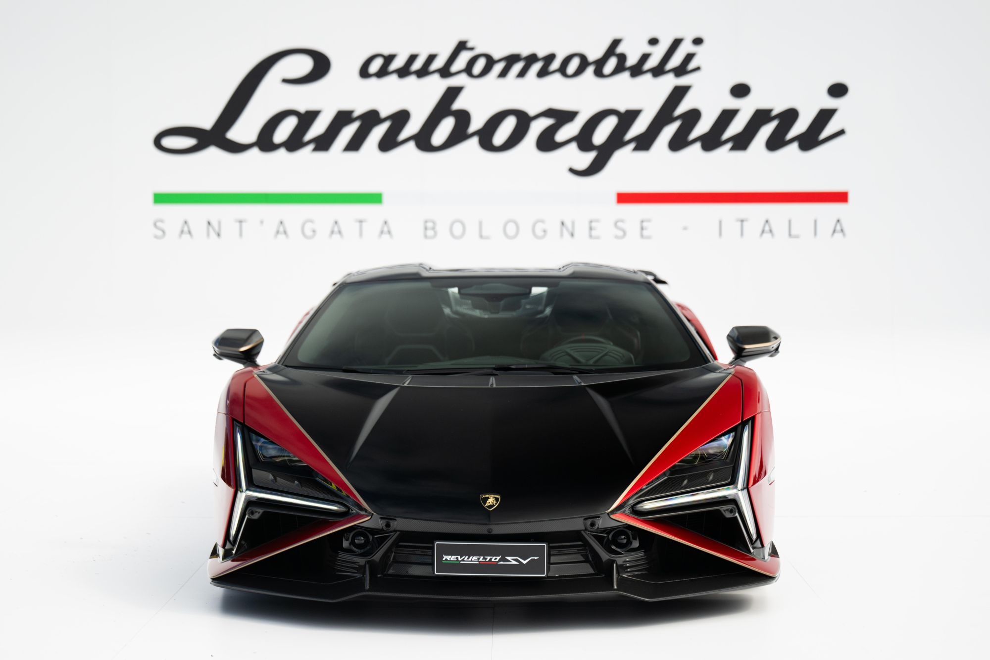 Lamborghini Revuelto SV. Kiedy legendarny, spalinowy znaczek musi uznać wyższość prądu