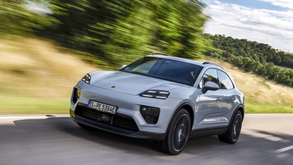 Zdjęcie okładkowe do wpis Elektryczny Porsche Macan wjeżdża w&nbsp;nowy rocznik. Zyskał szybsze ładowanie i&nbsp;pakiety wyposażenia