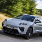Zdjęcie okładkowe wpisu: Elektryczny Porsche Macan wjeżdża w&nbsp;nowy rocznik. Zyskał szybsze ładowanie i&nbsp;pakiety wyposażenia