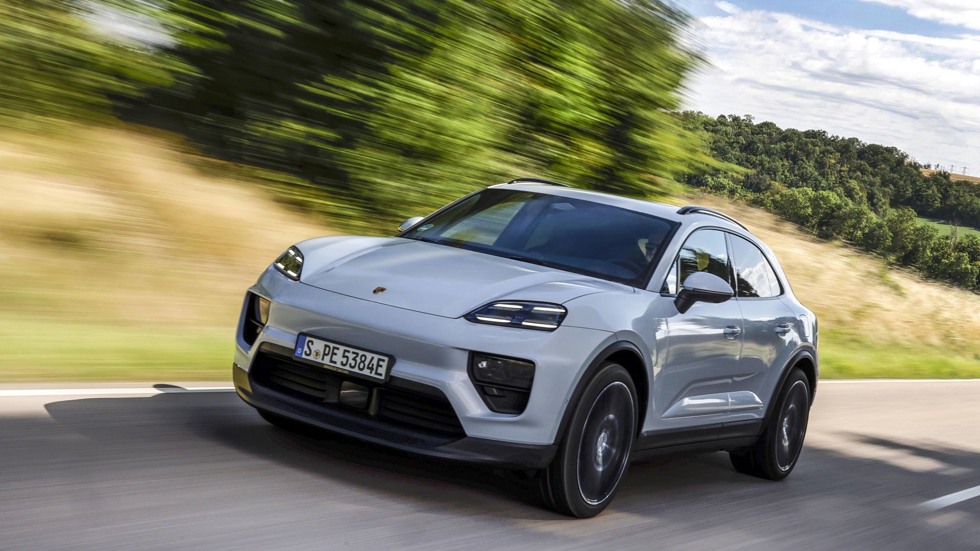 Elektryczny Porsche Macan wjeżdża w nowy rocznik. Zyskał szybsze ładowanie i pakiety wyposażenia