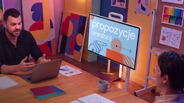 Zdjęcie okładkowe wpisu Samsung The Movingstyle wchodzi do&nbsp;Polski. Mobilny ekran 27 cali na&nbsp;kółkach i&nbsp;z&nbsp;baterią