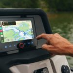 Zdjęcie okładkowe wpisu: CarPlay trafi na&nbsp;pontony —&nbsp;nawigacja wodna prosto z&nbsp;ekranu łodzi