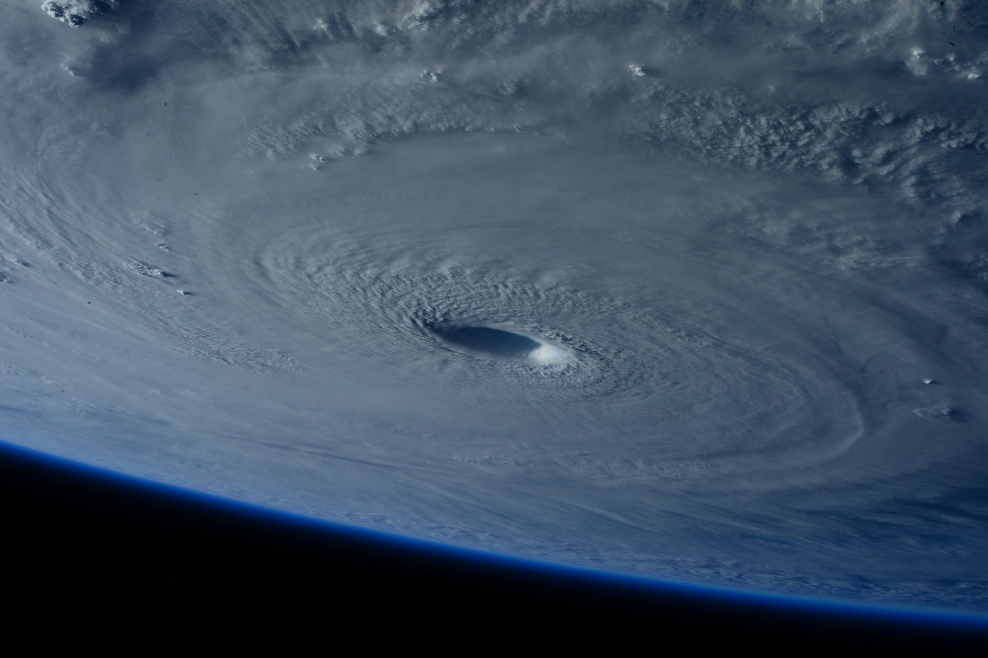 Sztuczna inteligencja Google przewiduje cyklony. WeatherNext wyprzedza meteorologów o całą dobę