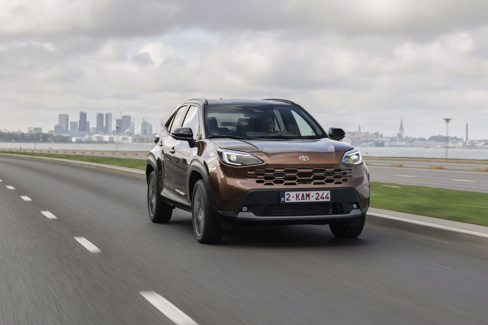 Odświeżona Toyota Yaris Cross wjeżdża do salonów. Co zmienił lifting w hicie polskiego rynku?