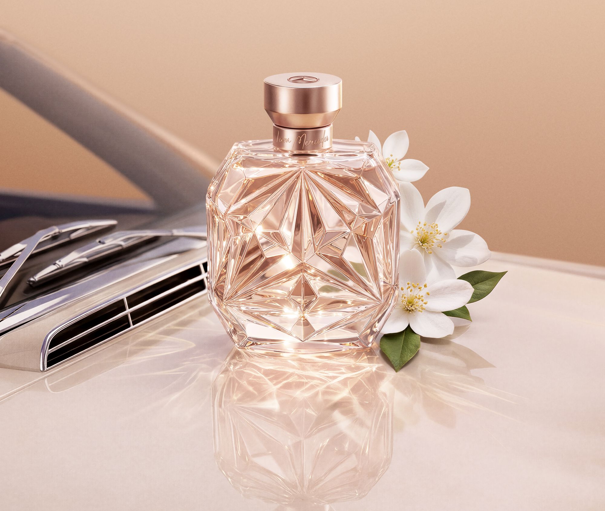 Mercedes przypomina, komu zawdzięcza nazwę. Nowe perfumy i kultowa „Pagoda” w tle