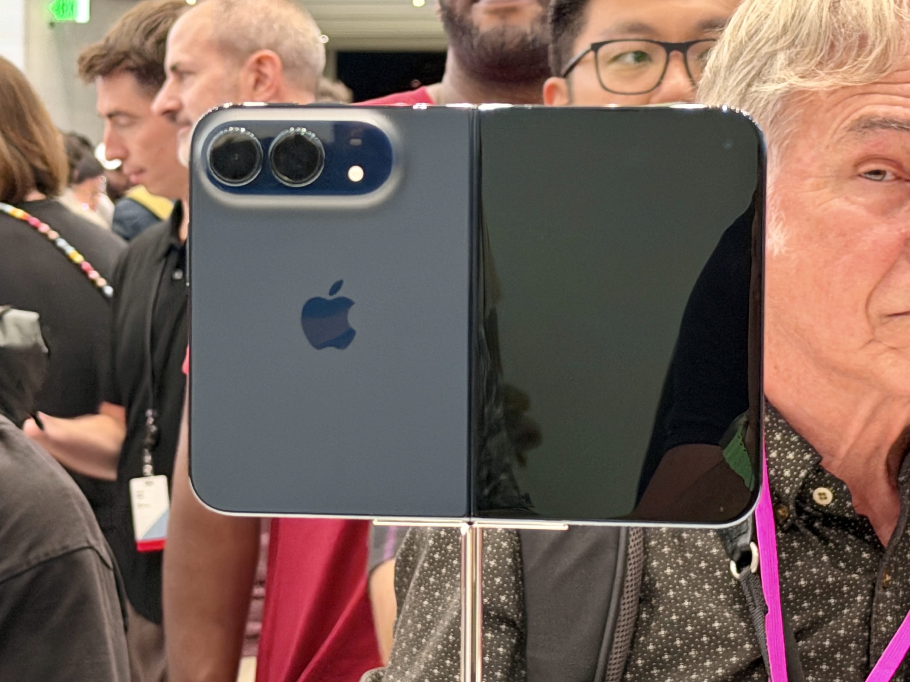Elastyczna grafitowa rurka w zawiasie: tak Apple chłodzi iPhone’a Duo