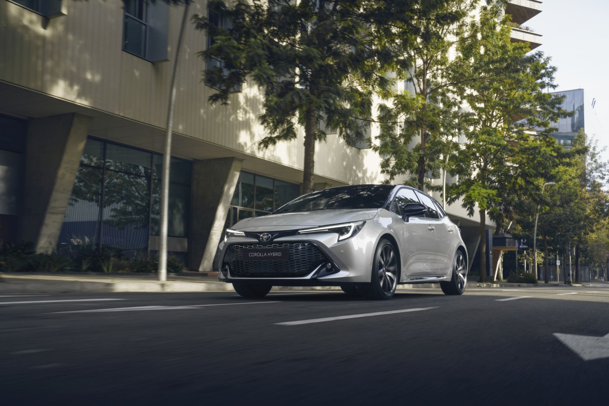 Zdjęcie okładkowe wpisu Rodzinne kombi, które pali 4,5 litra w mieście. Toyota ucina ceny hybrydowej Corolli nawet o 12,5 tys. zł
