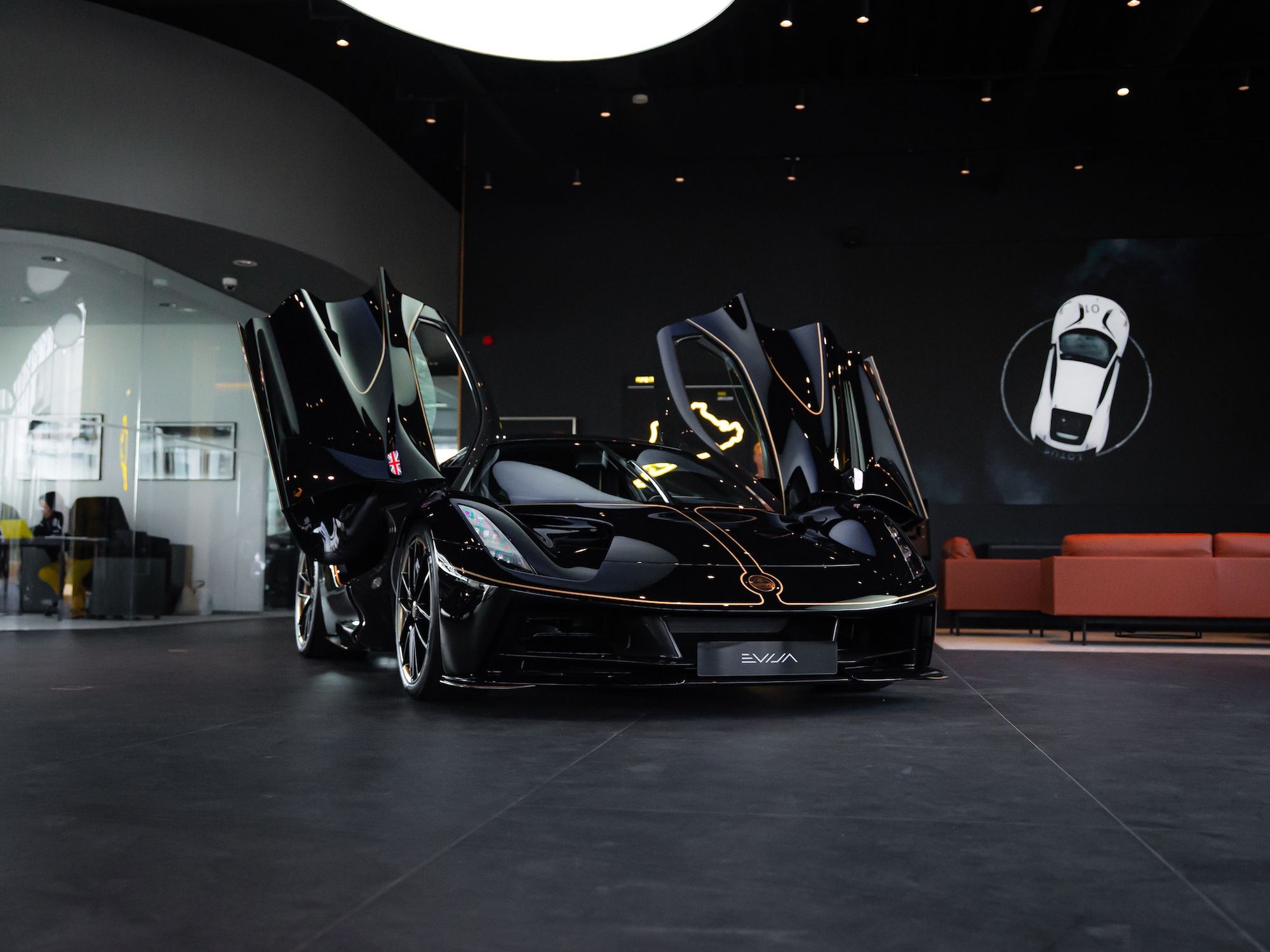 Lotus oficjalnie w Polsce. Brytyjska legenda kusi analogową Emirą i potężnym, elektrycznym SUV-em