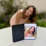 Zdjęcie okładkowe wpisu: Warstwa ochronna iPhone’a Duo do&nbsp;wymiany i&nbsp;pierwsza kampania „Shot on&nbsp;iPhone Duo”