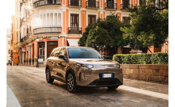 Zdjęcie okładkowe wpisu Leapmotor B03X wywraca rynek tanich elektryków. 176 KM, procesor ze smartfona, wielki bagażnik i ta cena