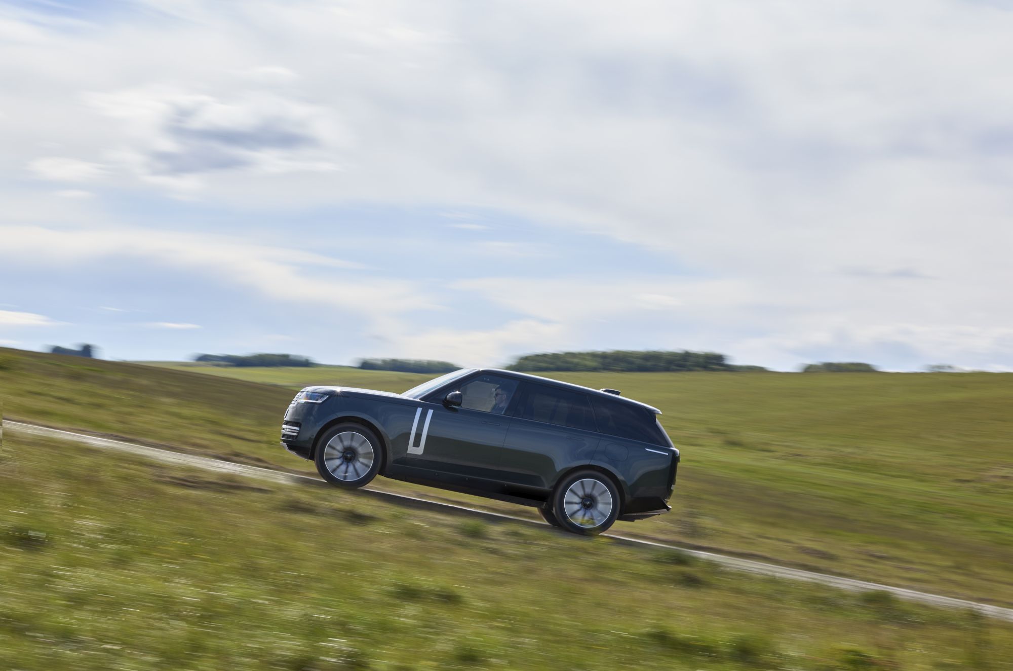 Range Rover Electric oficjalnie. Architektura 800 V, 550 KM i wyraźne ograniczenie na haku [galeria]
