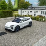 Zdjęcie okładkowe wpisu: Nowe Porsche Cayenne Electric naładujesz bez&nbsp;kabla. Zadebiutowało ładowanie indukcyjne 11 kW