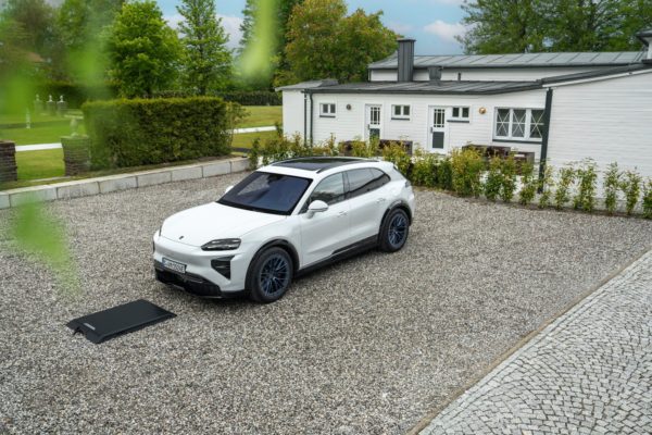 Zdjęcie okładkowe wpisu Nowe Porsche Cayenne Electric naładujesz bez kabla. Zadebiutowało ładowanie indukcyjne 11 kW
