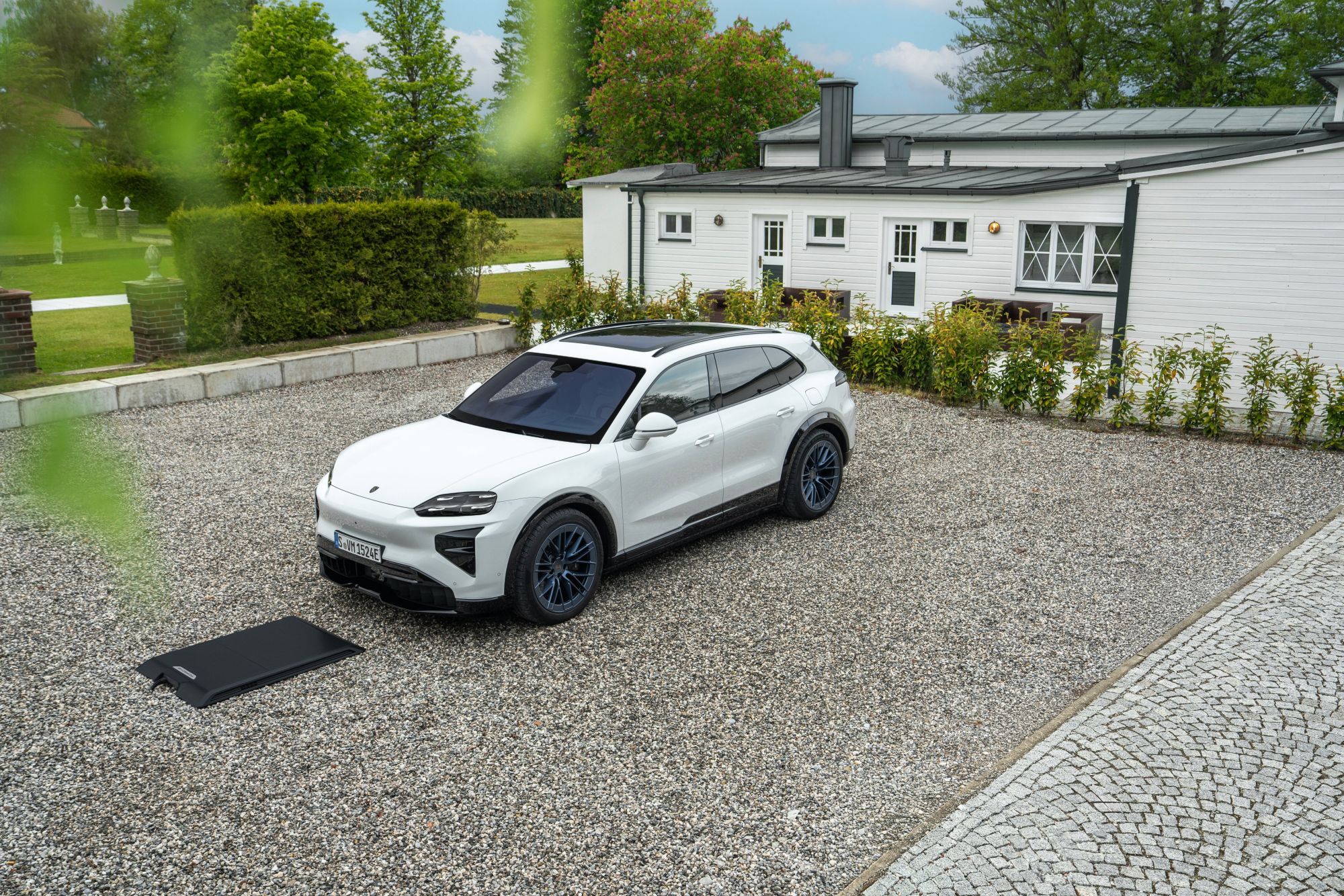 Zdjęcie okładkowe wpisu Nowe Porsche Cayenne Electric naładujesz bez&nbsp;kabla. Zadebiutowało ładowanie indukcyjne 11 kW