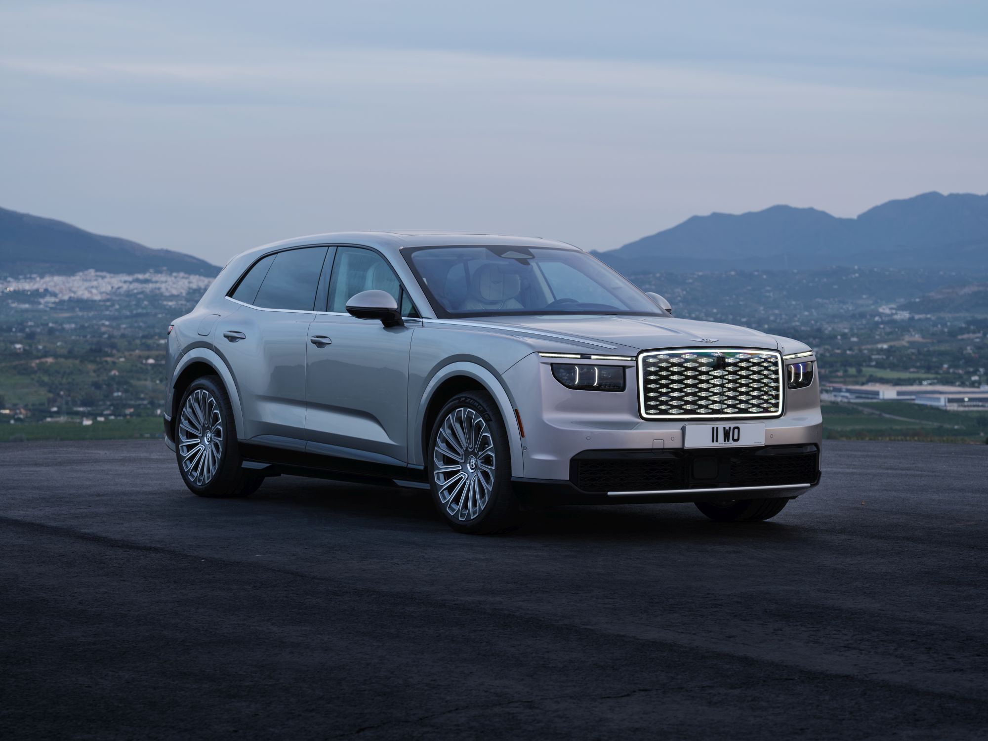 Bentley Torcal: pierwszy elektryk z Crewe ma 888 KM i ładuje się z mocą 400 kW [galeria]