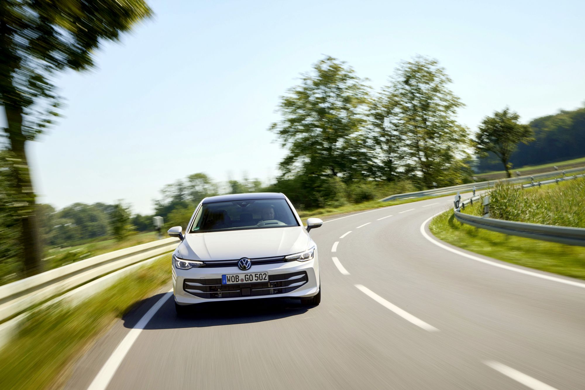 Golf bez wtyczki i bez skrzyni DSG. Volkswagen rzuca wyzwanie Toyocie