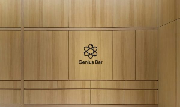 Zdjęcie okładkowe wpisu Genius Bar wraca do&nbsp;sklepów Apple —&nbsp;koniec z&nbsp;wielkimi ścianami wideo