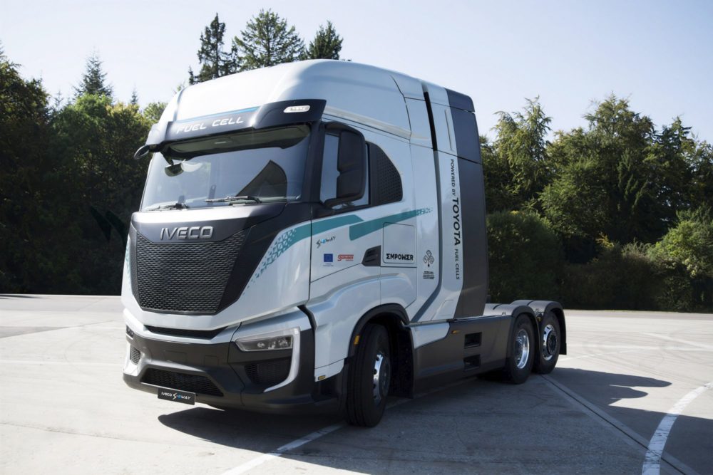 Zdjęcie okładkowe do wpis Wodór w&nbsp;osobówkach to&nbsp;udręka. Toyota i&nbsp;IVECO pokazują, że&nbsp;jego prawdziwe miejsce jest w&nbsp;TIR-ach