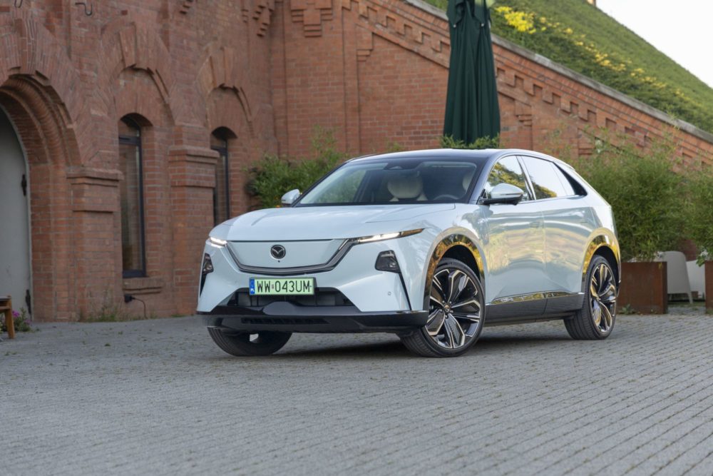 Zdjęcie okładkowe do wpis Mazda CX-6e wjeżdża do&nbsp;polskich salonów. W&nbsp;standardzie ekran 5K, 23 głośniki i&nbsp;agresywna walka ceną [galeria]