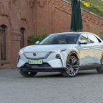Zdjęcie okładkowe wpisu: Mazda CX-6e wjeżdża do&nbsp;polskich salonów. W&nbsp;standardzie ekran 5K, 23 głośniki i&nbsp;agresywna walka ceną [galeria]