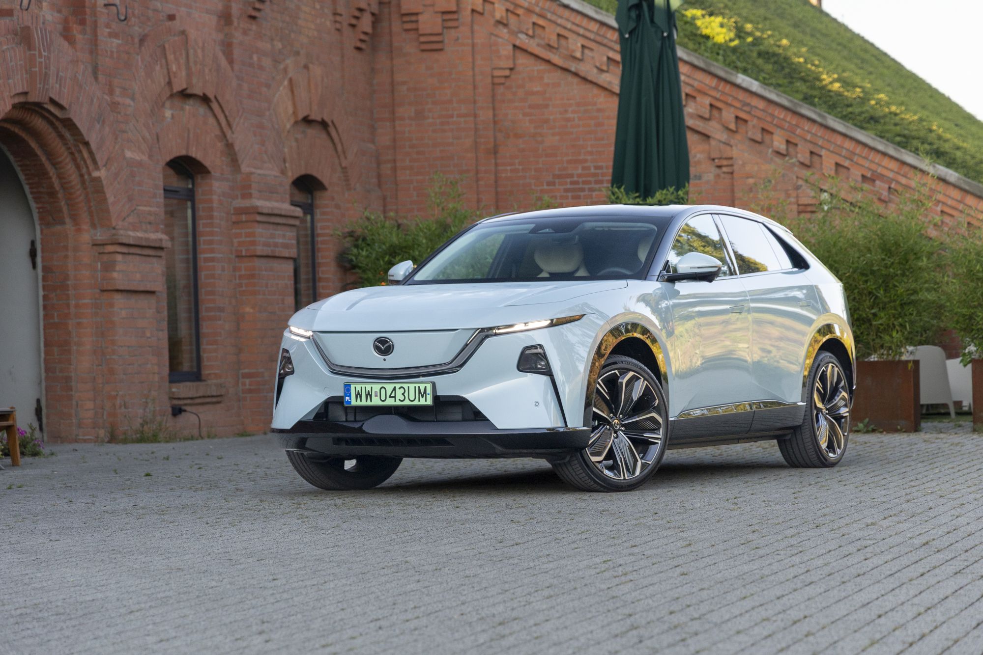 Mazda CX-6e wjeżdża do polskich salonów. W standardzie ekran 5K, 23 głośniki i agresywna walka ceną [galeria]