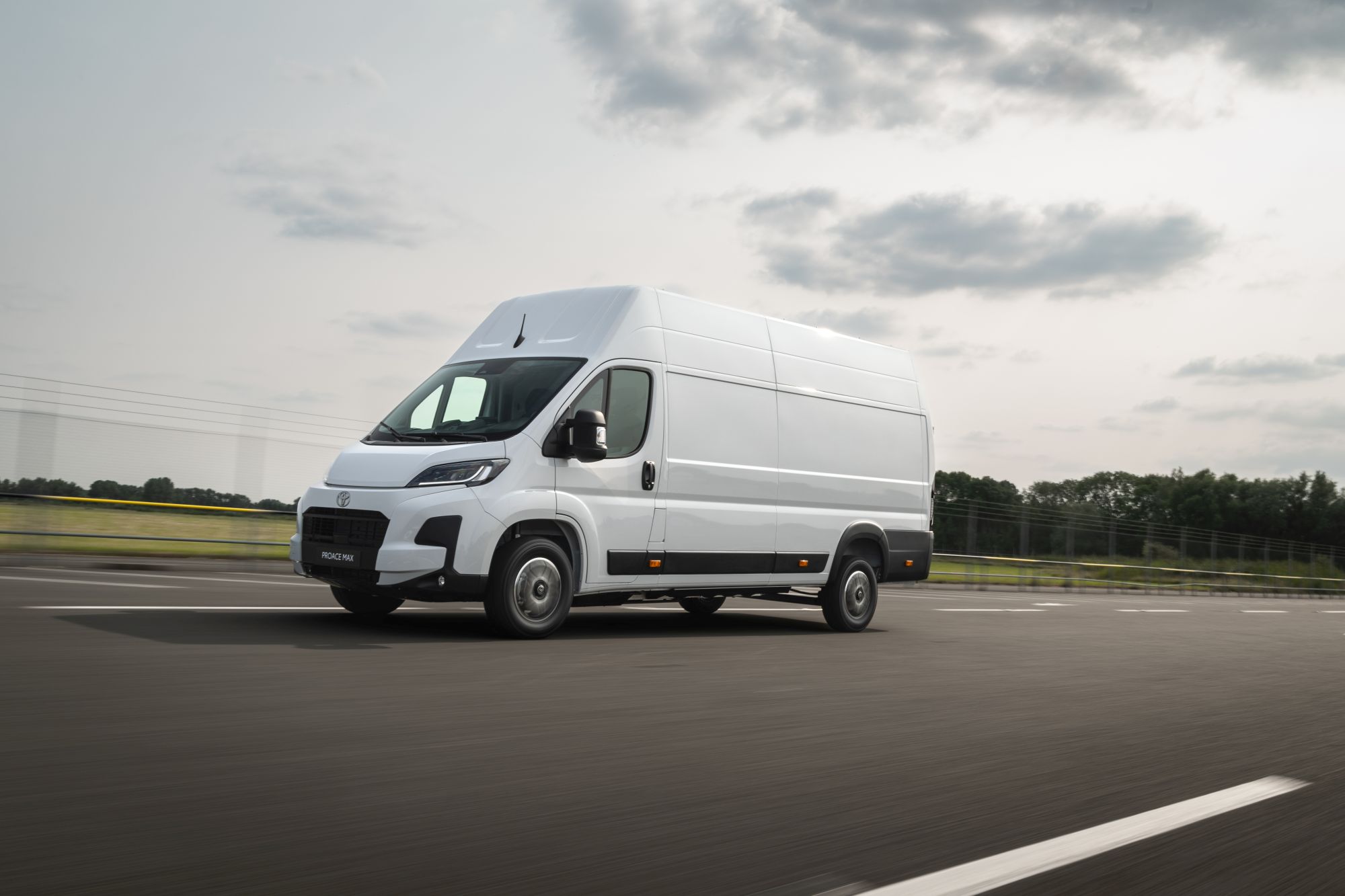 Zdjęcie okładkowe wpisu Dlaczego Toyota dominuje w&nbsp;elektrycznych vanach, sprzedając to&nbsp;samo żelazo co&nbsp;konkurencja