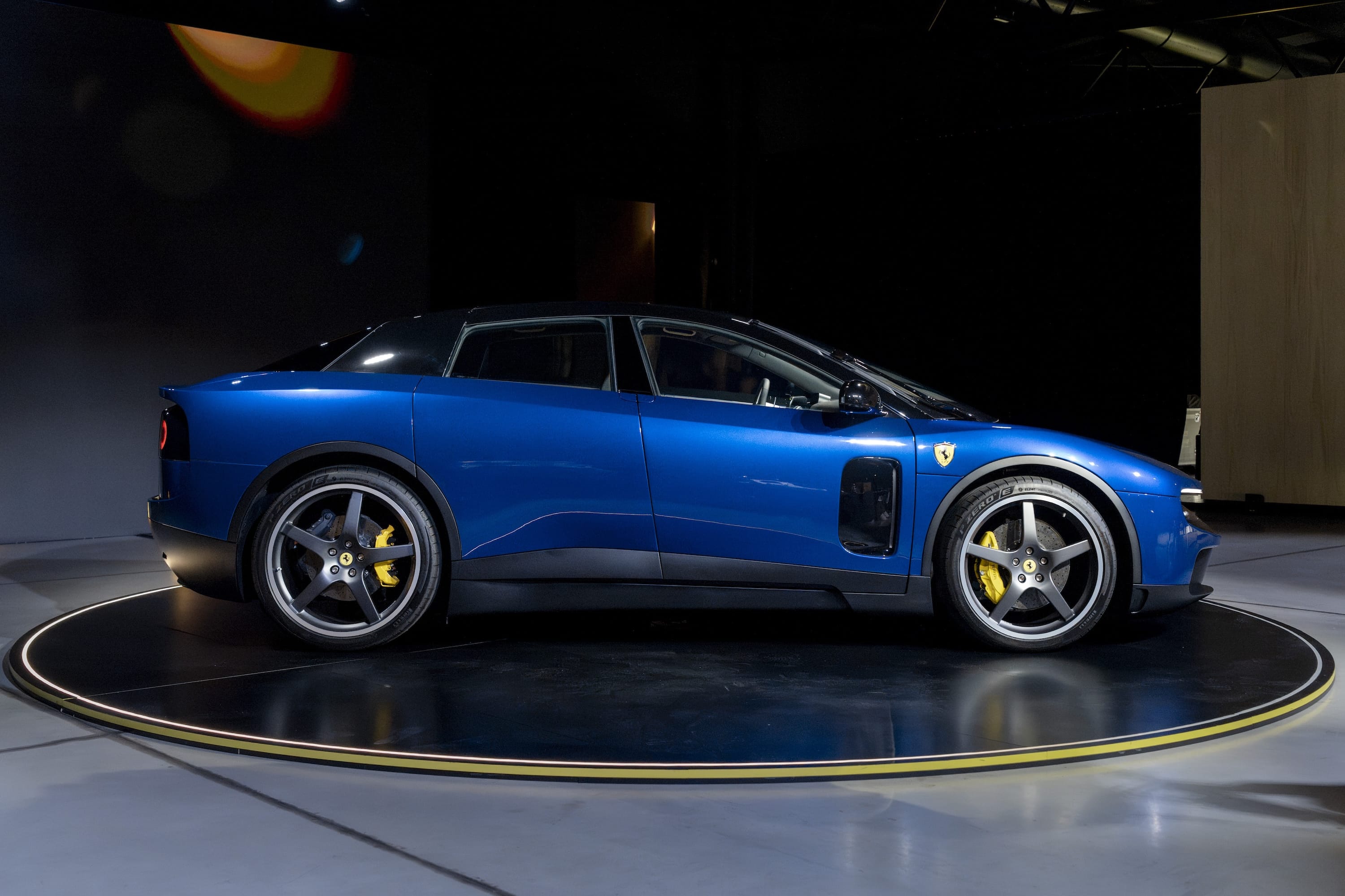 Jony Ive zaprojektował Ferrari Luce. Tak mógł wyglądać Apple Car