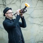Zdjęcie okładkowe wpisu: Polska premiera JBL Summit Everest i&nbsp;jazz. Piotr Schmidt gościem specjalnym na&nbsp;Audio Video Show 2026