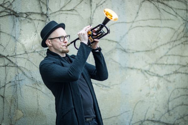 Zdjęcie okładkowe do wpis Polska premiera JBL Summit Everest i&nbsp;jazz. Piotr Schmidt gościem specjalnym na&nbsp;Audio Video Show 2026
