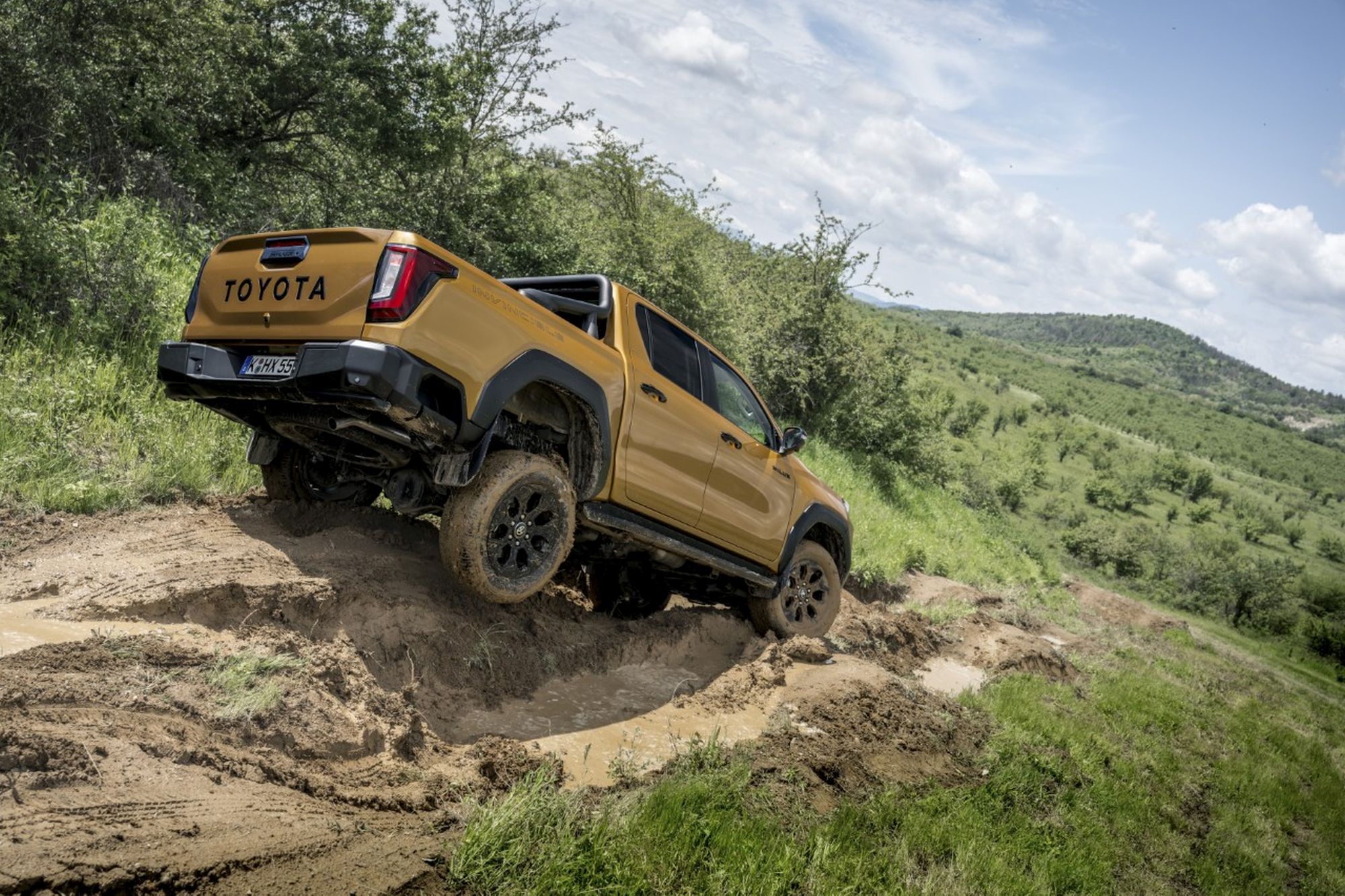 Zdjęcie okładkowe wpisu Nowa Toyota Hilux z&nbsp;wnętrzem Land Cruisera i&nbsp;układem 48V. Znamy polskie ceny