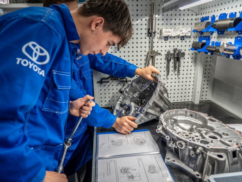 Zdjęcie okładkowe do wpis Toyota szkoli ludzi konkurencji. I&nbsp;to&nbsp;ma&nbsp;sens