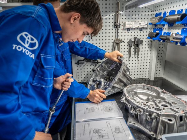 Zdjęcie okładkowe do wpis Toyota szkoli ludzi konkurencji. I&nbsp;to&nbsp;ma&nbsp;sens