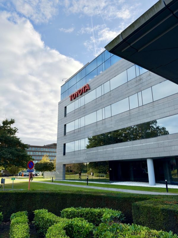Zdjęcie okładkowe do wpis Nowa generacja hybryd i&nbsp;pragmatyczna dekarbonizacja. Toyota przedstawia strategię w&nbsp;Brukseli