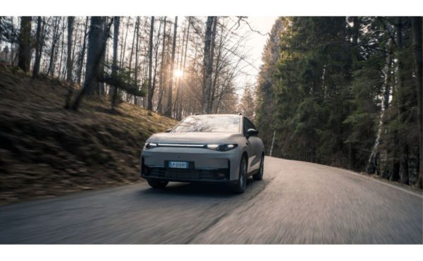 Zdjęcie okładkowe do wpis Leapmotor C10 MY27 dostaje CarPlay, szybsze ładowanie i&nbsp;unijny paszport