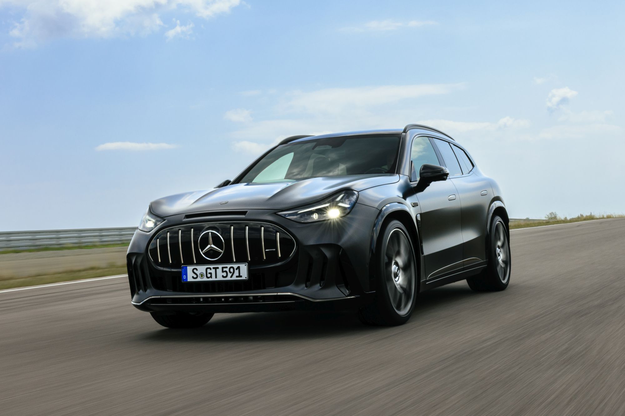 1169 KM, silniki osiowe i ładowanie z mocą 710 kW. Mercedes-AMG GT SUV wjeżdża do gry [galeria]