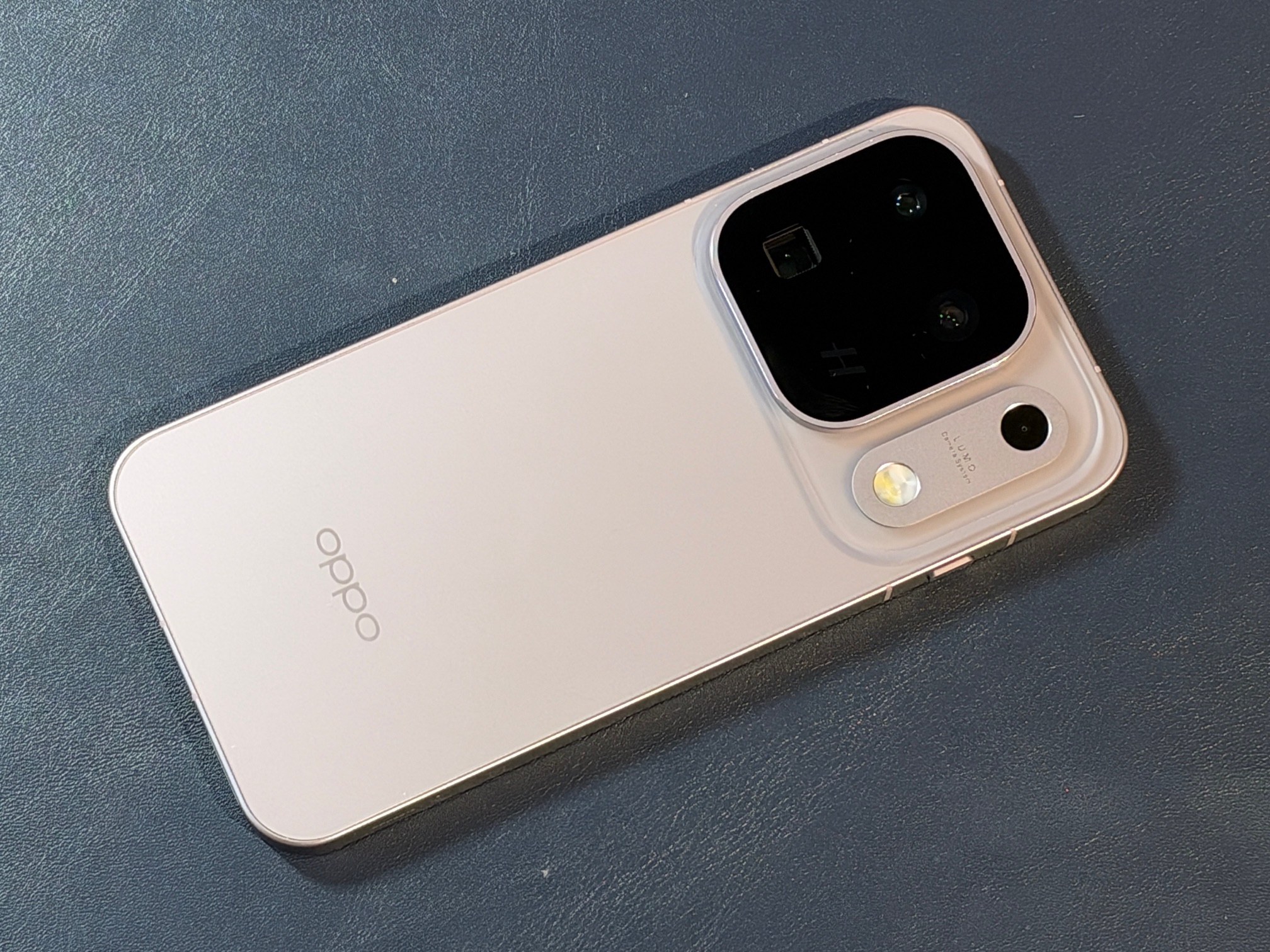 Trzy matryce 200 MP i bateria 7150 mAh. Seria OPPO Find X10 rzuca wyzwanie flagowcom