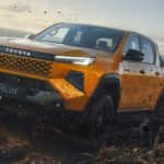 Zdjęcie okładkowe wpisu: Nowa Toyota Hilux wjeżdża do&nbsp;salonów. Koniec surowego woła roboczego, debiut wersji na&nbsp;prąd
