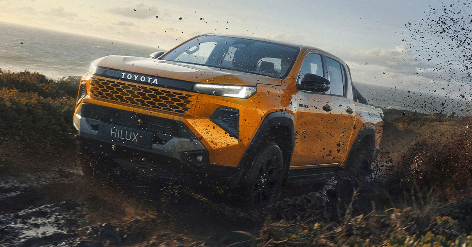 Zdjęcie okładkowe wpisu Nowa Toyota Hilux wjeżdża do salonów. Koniec surowego woła roboczego, debiut wersji na prąd