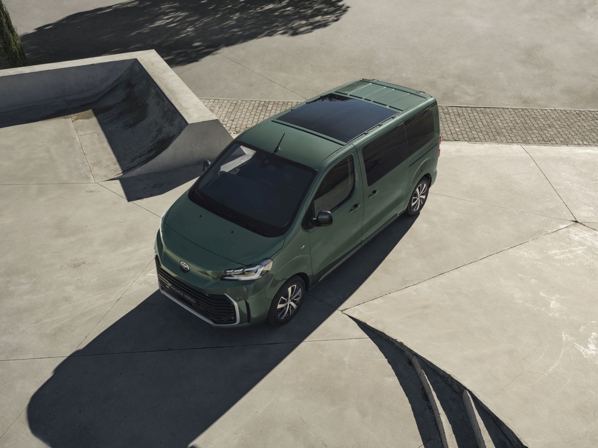Zdjęcie okładkowe wpisu Toyota PROACE Verso (2026). Nowy diesel 2.2 i&nbsp;gwarancja bez&nbsp;kompleksów