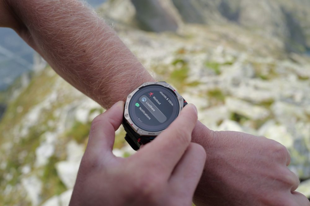Zdjęcie okładkowe do wpis Amazfit T-Rex Dual Solar z&nbsp;funkcją LiveShare. Przydatny dodatek, ale&nbsp;z&nbsp;dala od&nbsp;cywilizacji zamilknie