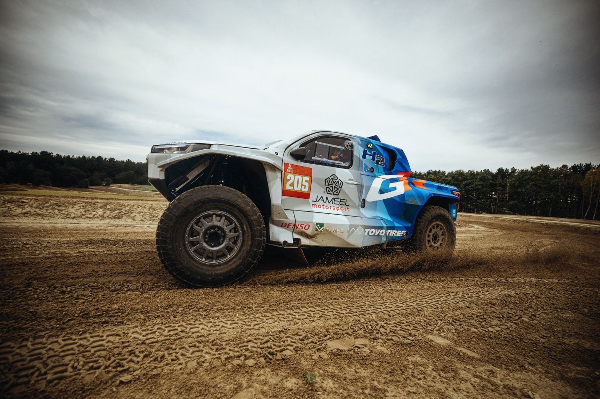Zbiorniki z Mirai w ramie dakarowej bestii. Toyota buduje wodorowego Hiluxa