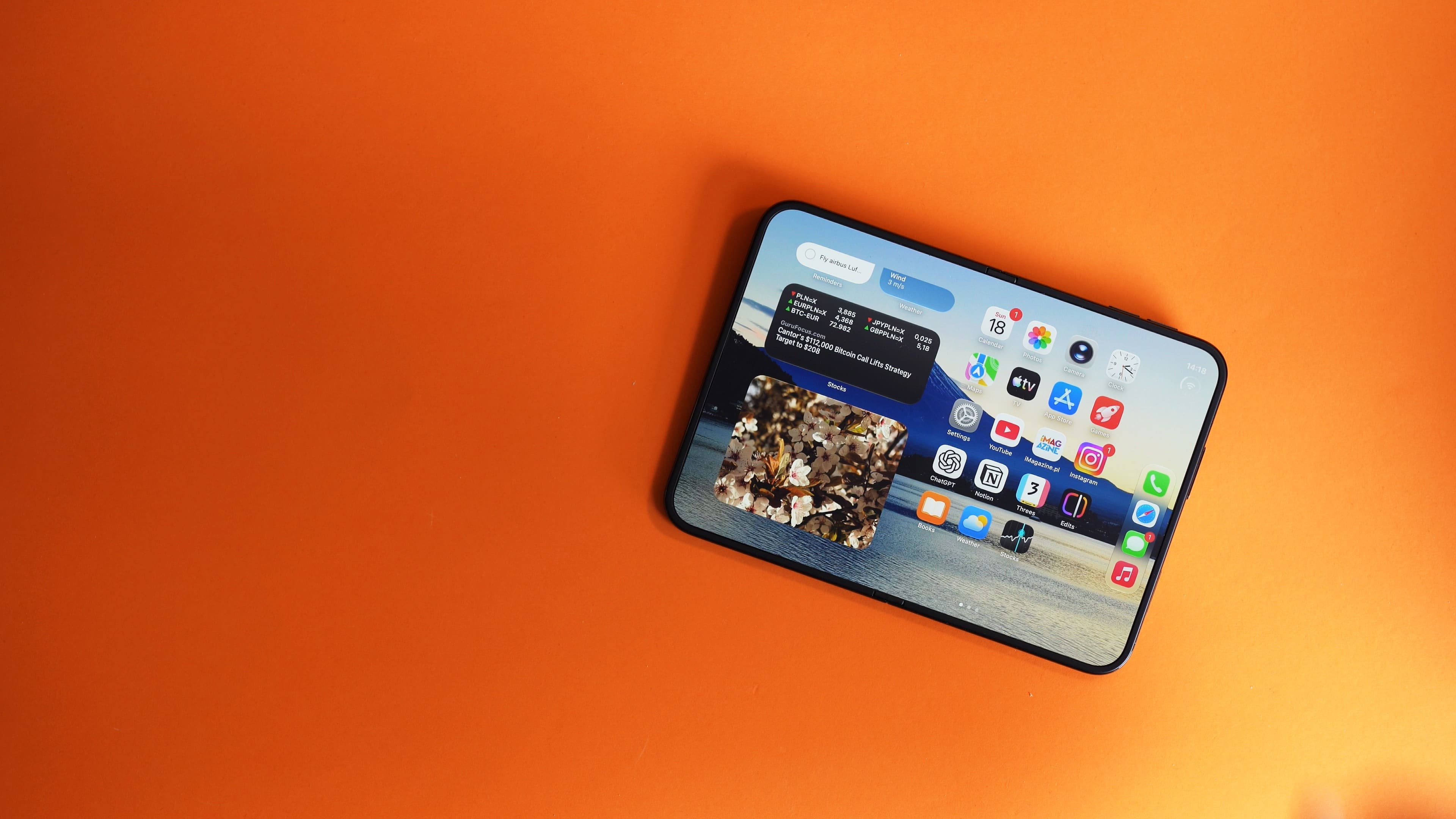 Zdjęcie okładkowe wpisu iFixit rozebrało iPhone’a Duo – najlepiej naprawialny składany telefon i&nbsp;wytłumaczenie pękających ekranów