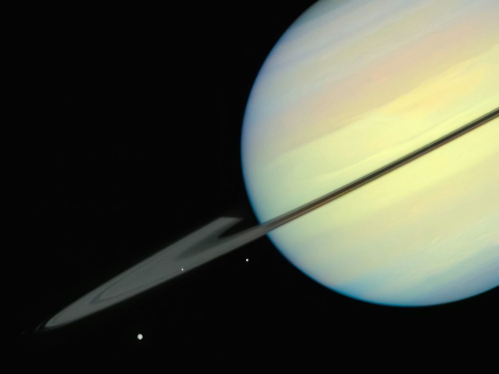 Zdjęcie okładkowe do wpis Słynny sześciokąt ma&nbsp;młodszego brata. Hubble odkrył błękitny dziesięciokąt na&nbsp;biegunie Saturna