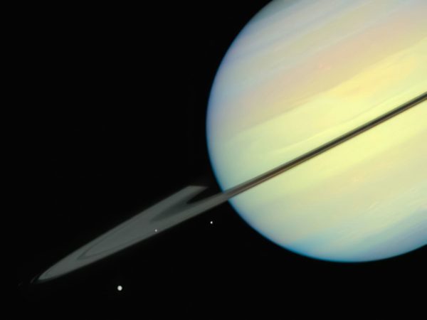 Zdjęcie okładkowe do wpis Słynny sześciokąt ma&nbsp;młodszego brata. Hubble odkrył błękitny dziesięciokąt na&nbsp;biegunie Saturna
